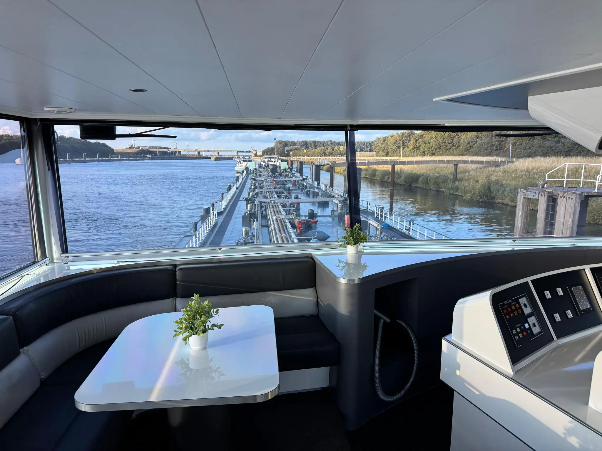 mts amulet, retina autopilot lite, ams barging, captain, inland shipping, barge, tanker, tankvaart